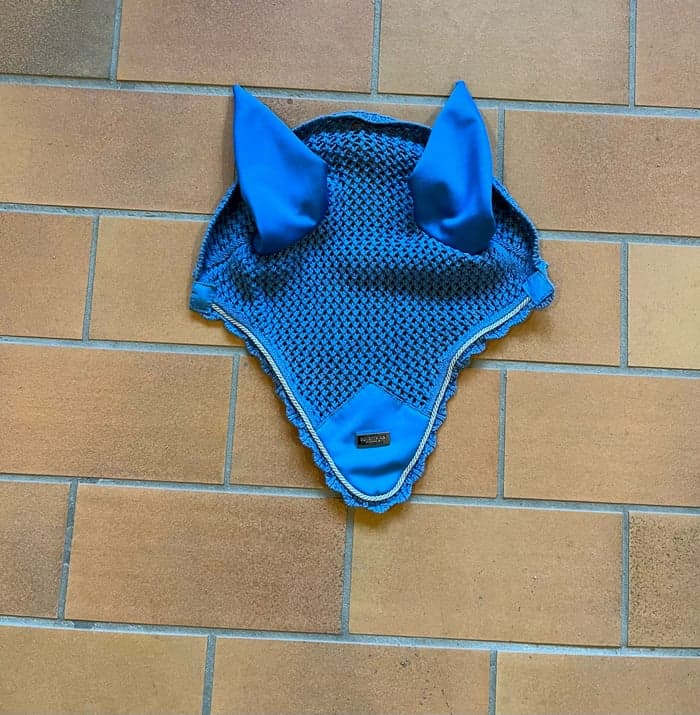 Media 3 av Blått schabrak med huva från Equestrian Stockholm. Bruna freejumps storlek junior.