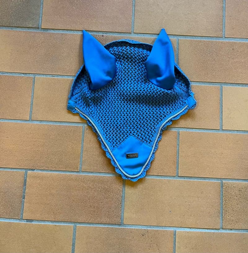 Bild 3 av Blått schabrak med huva från Equestrian Stockholm. Bruna freejumps storlek junior.