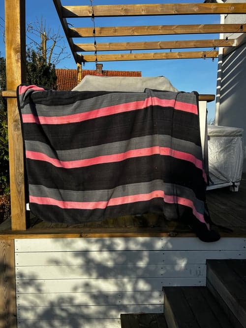 Bild av Svart och rosa fleecetäcke