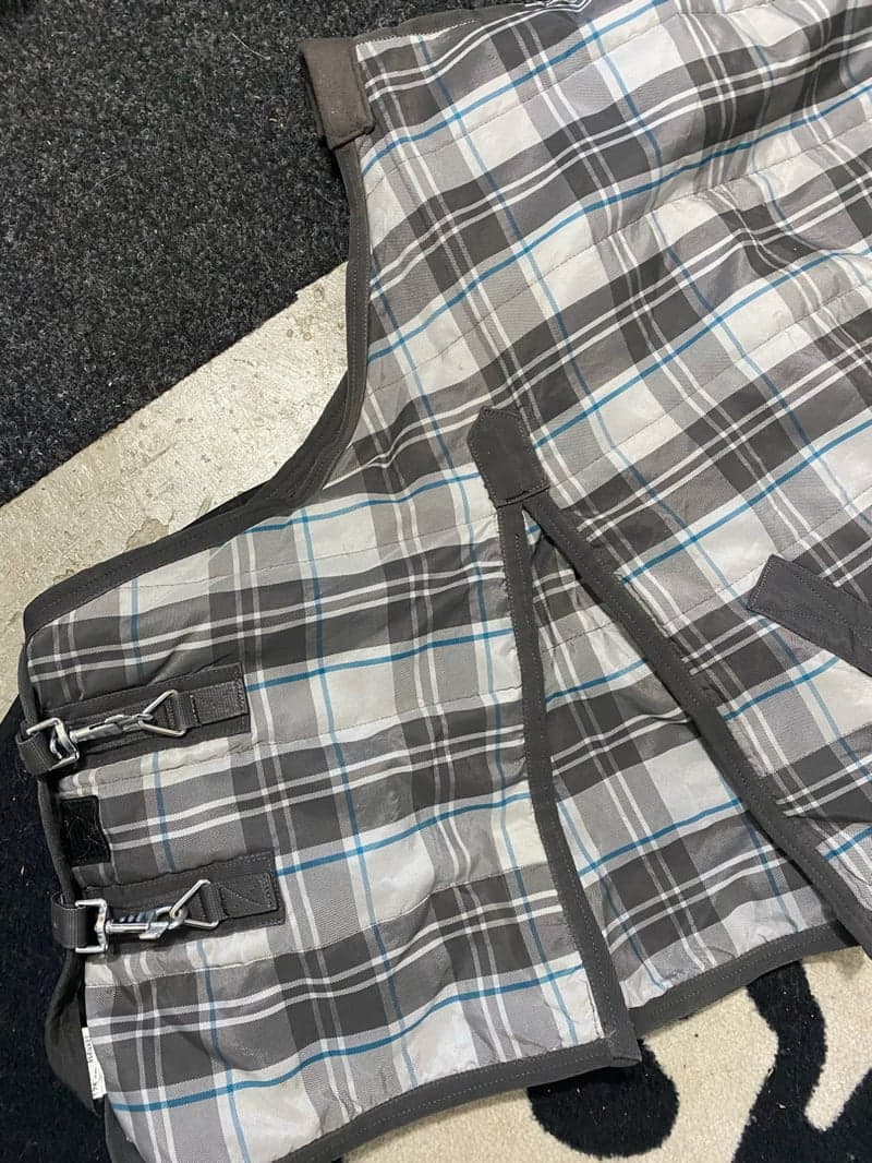 Image 3 of Grått stalltäcke