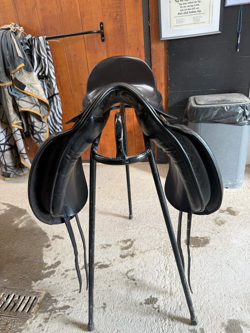 Bild 2 av Svart dressyr sadel från Albion 