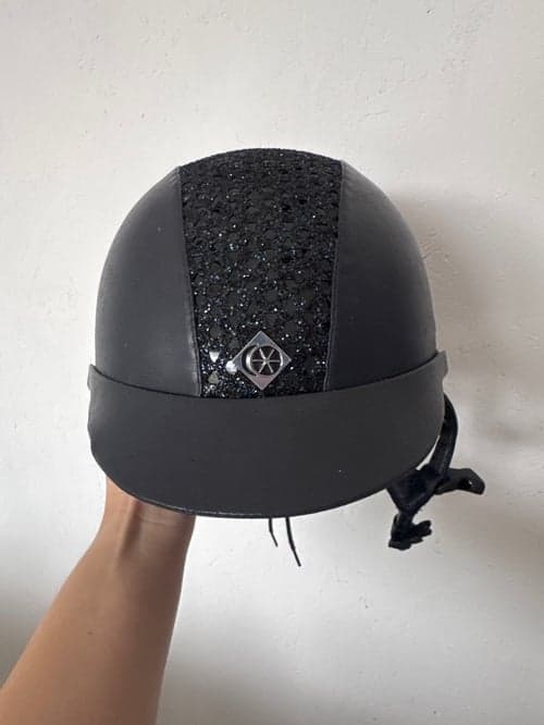 Bild av Charla Owen hjälm i marinblått med glitter 