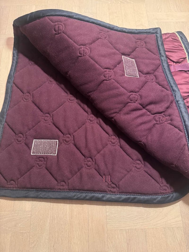 Bild 3 av Vinrött dressyrschabrak från Equestrian Stockholm