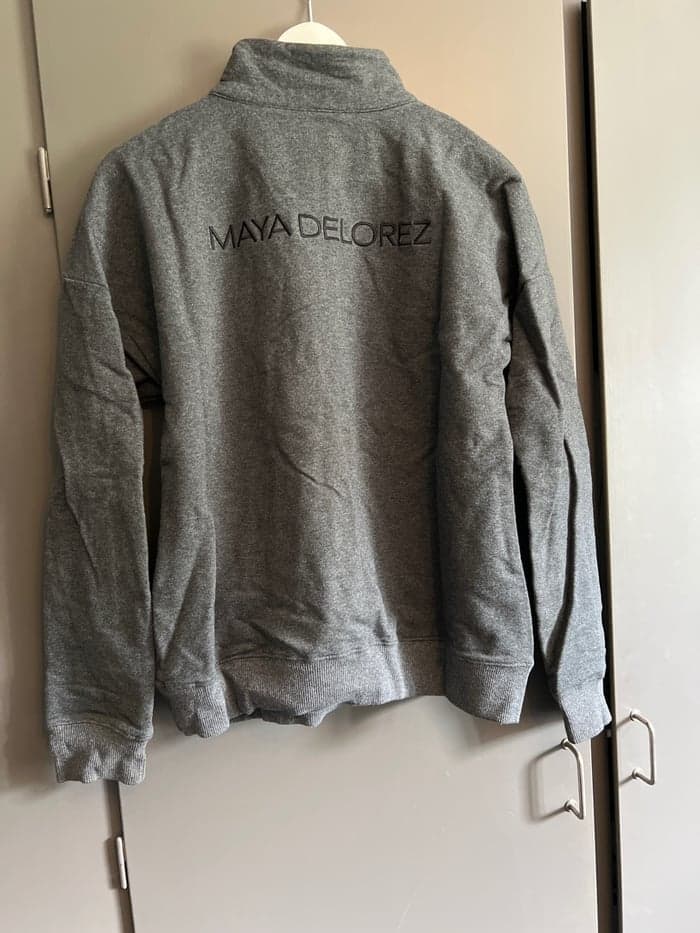 Media 2 av Grå Maya Delorez