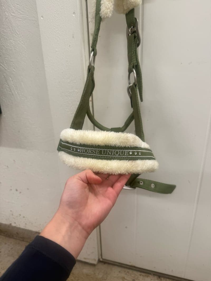 Bild 2 av Grön/vit fluffgrimma