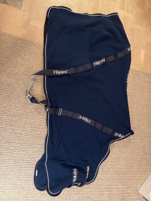 Bild av Mörkblått stalltäcke från Hippo