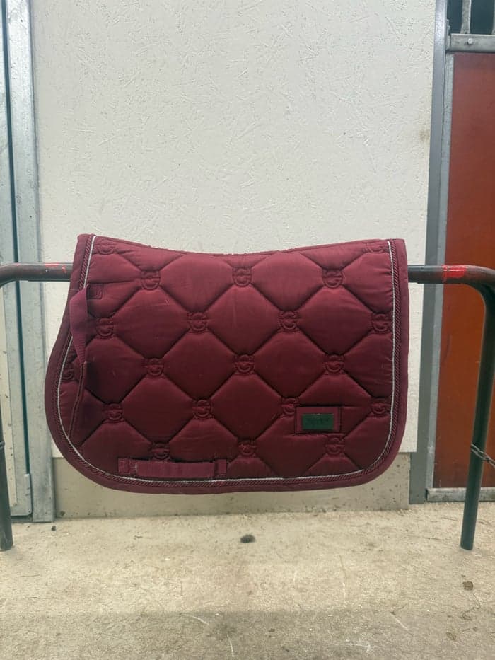 Media 1 av JULKLAPPSTIPS!🎅Vinrött hoppschabrak  i strl PONNY från EQUESTRIAN STOCKHOLM 