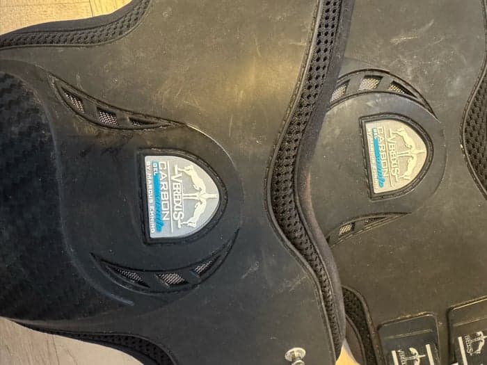 Media 3 av Svarta bakbenskydd från Veredus