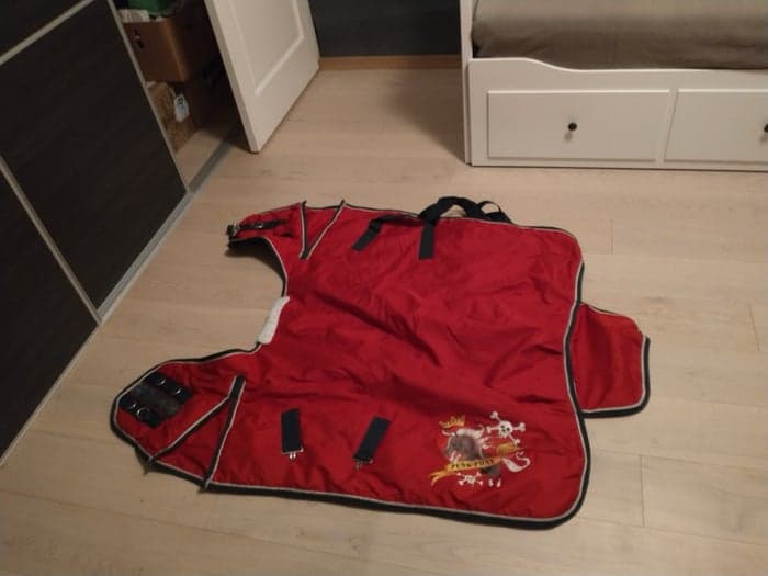 Media 1 av Röd regntäcke