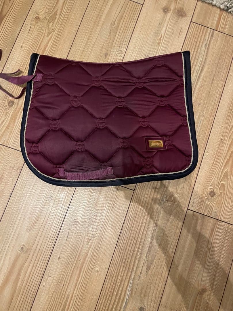 Bild 1 av Vinrött schabrak från Equestrian Stockholm