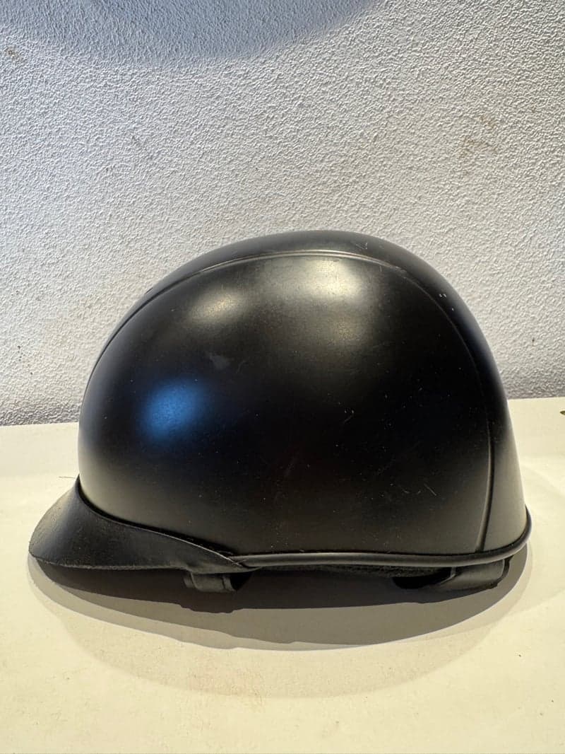 Image 3 of Svart hjälm från Charles Owen