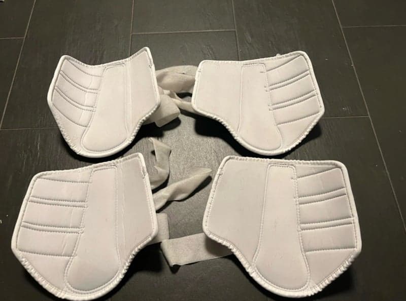 Bild 2 av Vita benskydd från ARMA