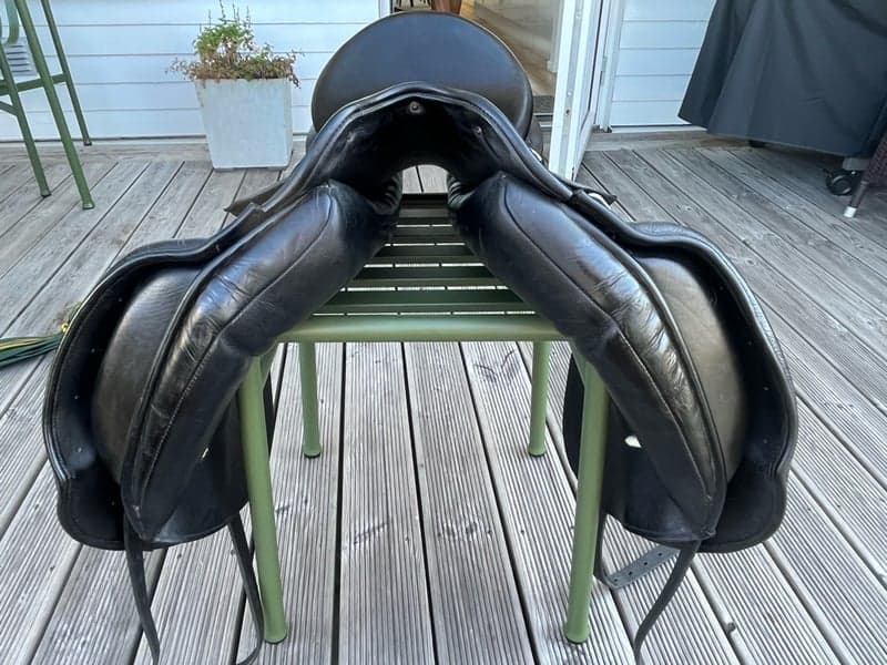 Image 2 of Svart dressyrsadel Albion Platinum 17,5”