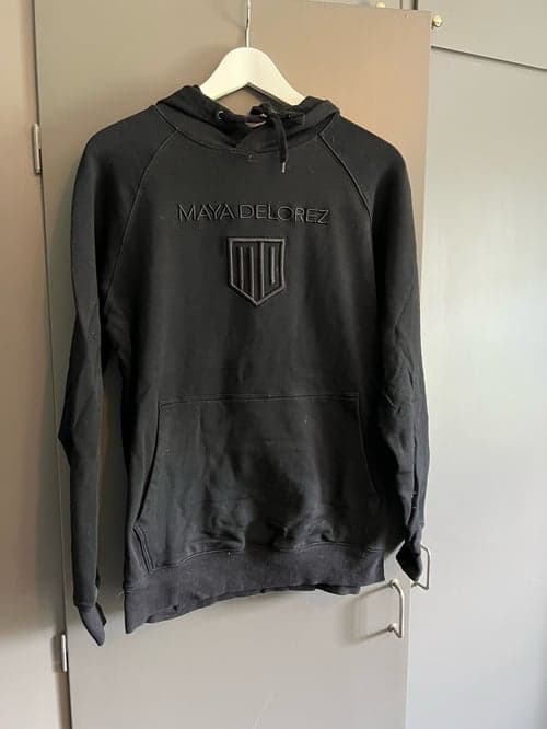 Image of Svart hoodie från Maya Delorez