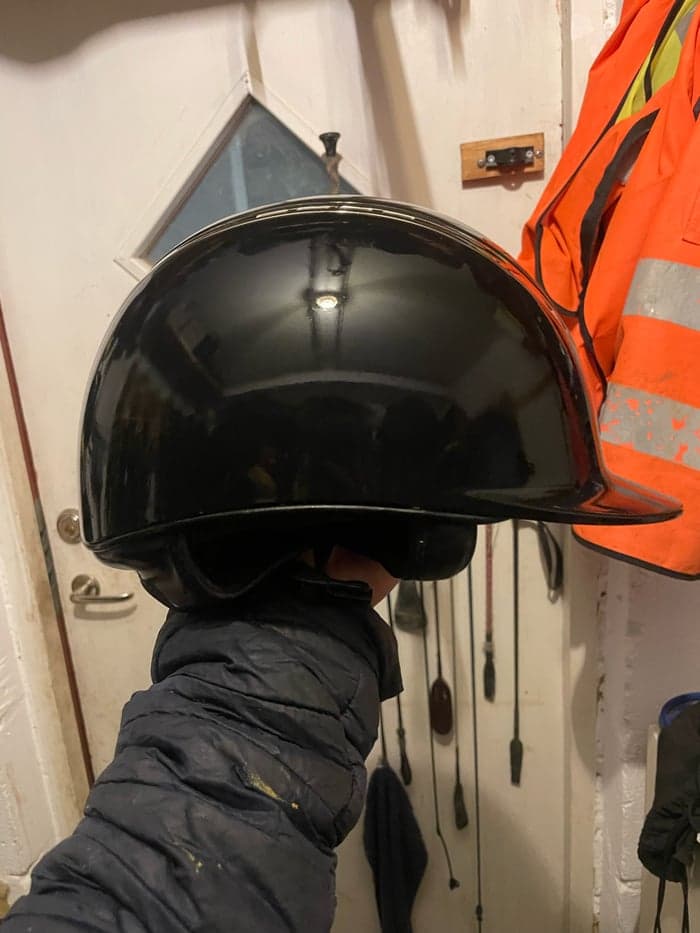 Media 4 av Svart hjälm matt mips med guld detaljer