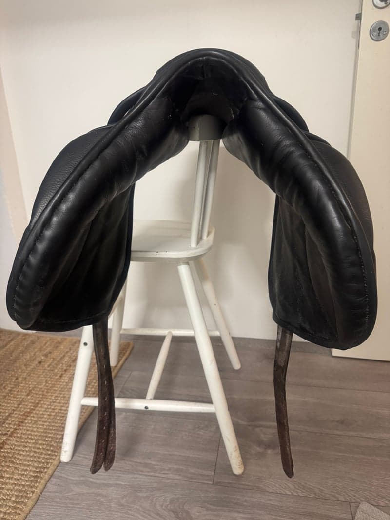 Bild 2 av  Enkåpad sadel perfekt för fälttävlan