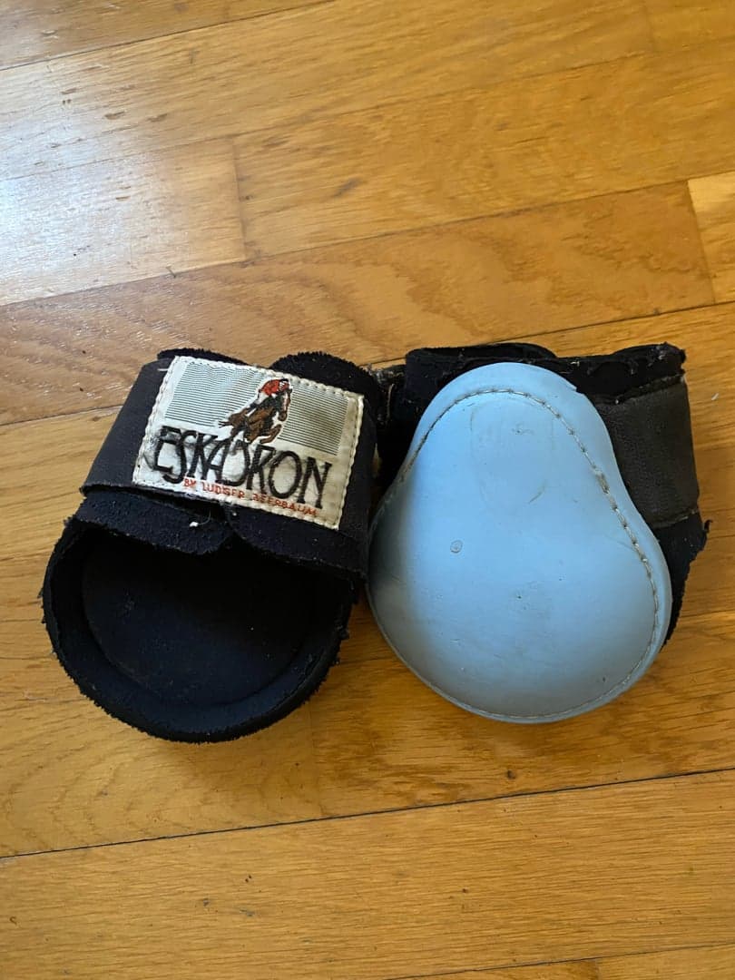 Bild 1 av Blå benskydd från Eskadron