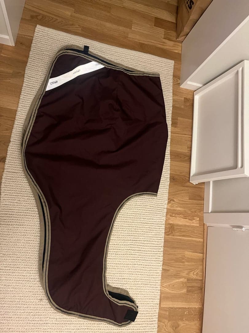 Bild 1 av Vinrött ländtäcke