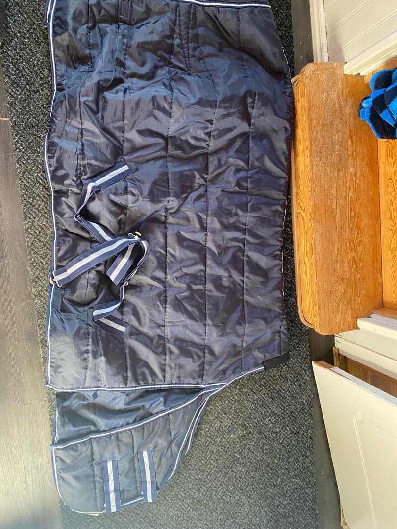 Image 1 of Mörkblått stalltäcke