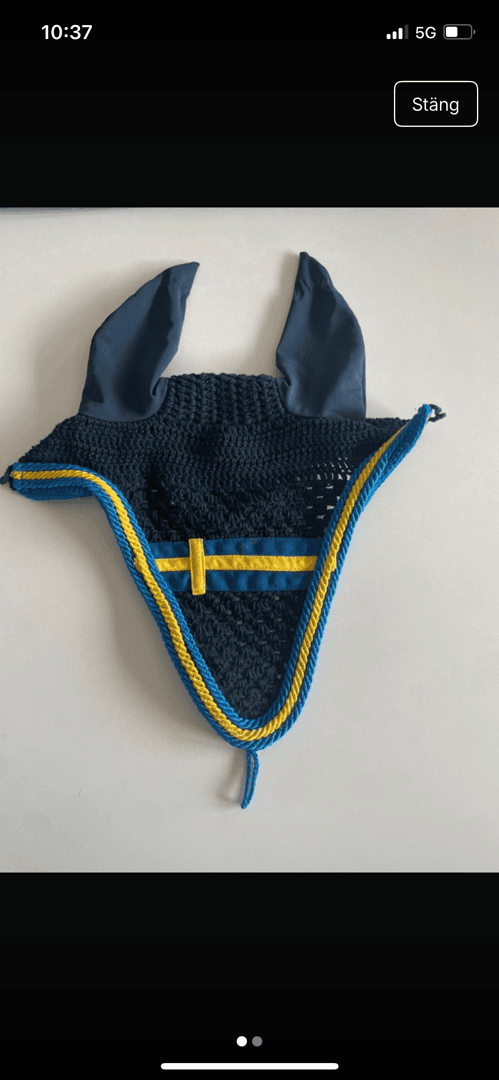 Bild 1 av Mörkblå flughuva med gula och blåa detaljer