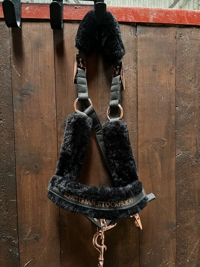 Media 2 av Svart fluff grimma från Equestrian Stockholm