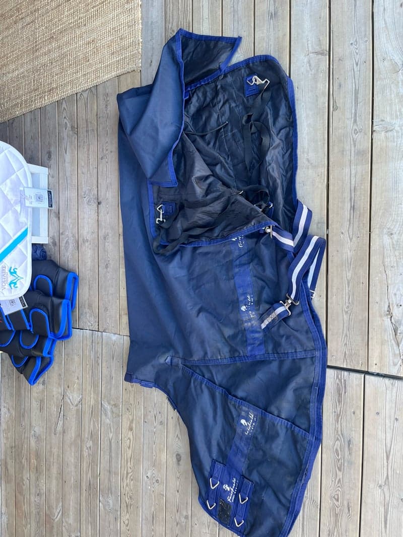 Bild 2 av Mörkblå täcke