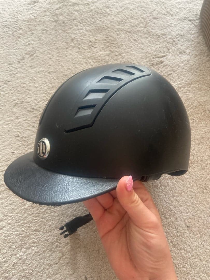 Bild 1 av Svart ridhjälm