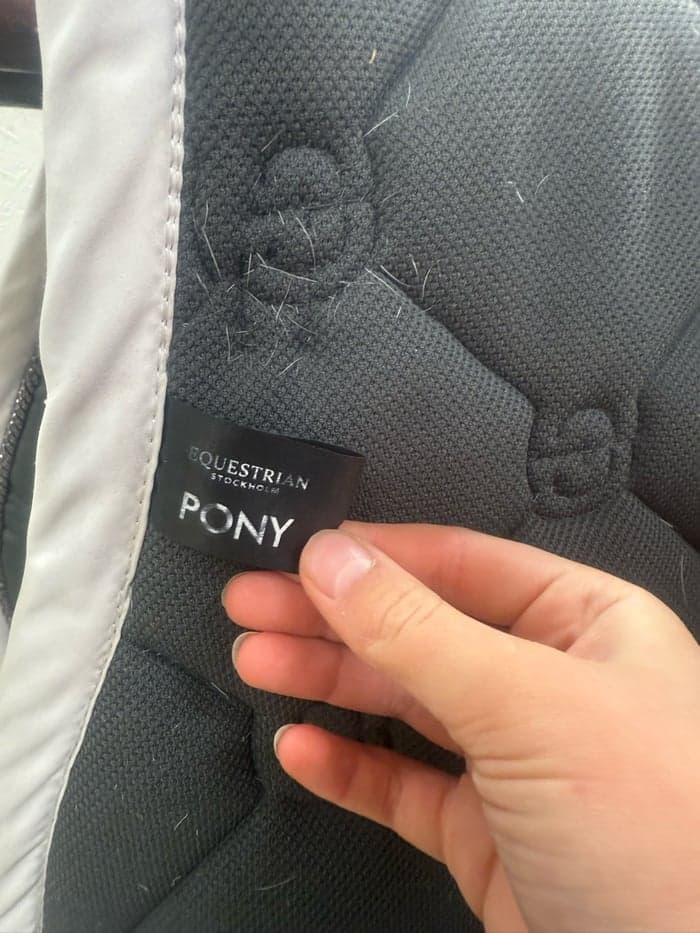 Media 7 av JULKLAPPSTIPS!🎅Mörkgrått hoppschabrak med huva från Equestrian Stockholm, strl PONNY 
