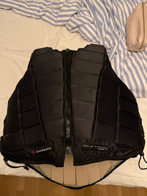 Bild av Svart skyddsväst från Racesafe