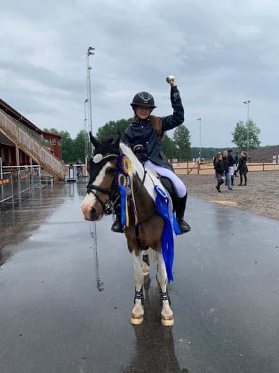 Inlägg 200 av Hoppning med titeln Hur bra är inte denna ponny?🐴🫶 4 rosetter på en dag❤️