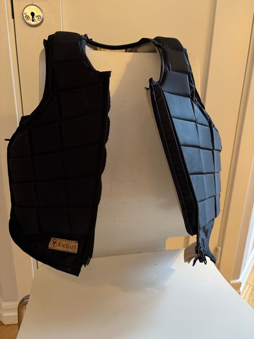 Bild 1 av Svart skyddsväst från Racesafe