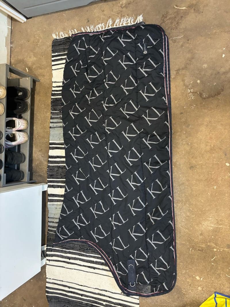 Image 2 of Marinblått stalltäcke från Kingsland Equestrian