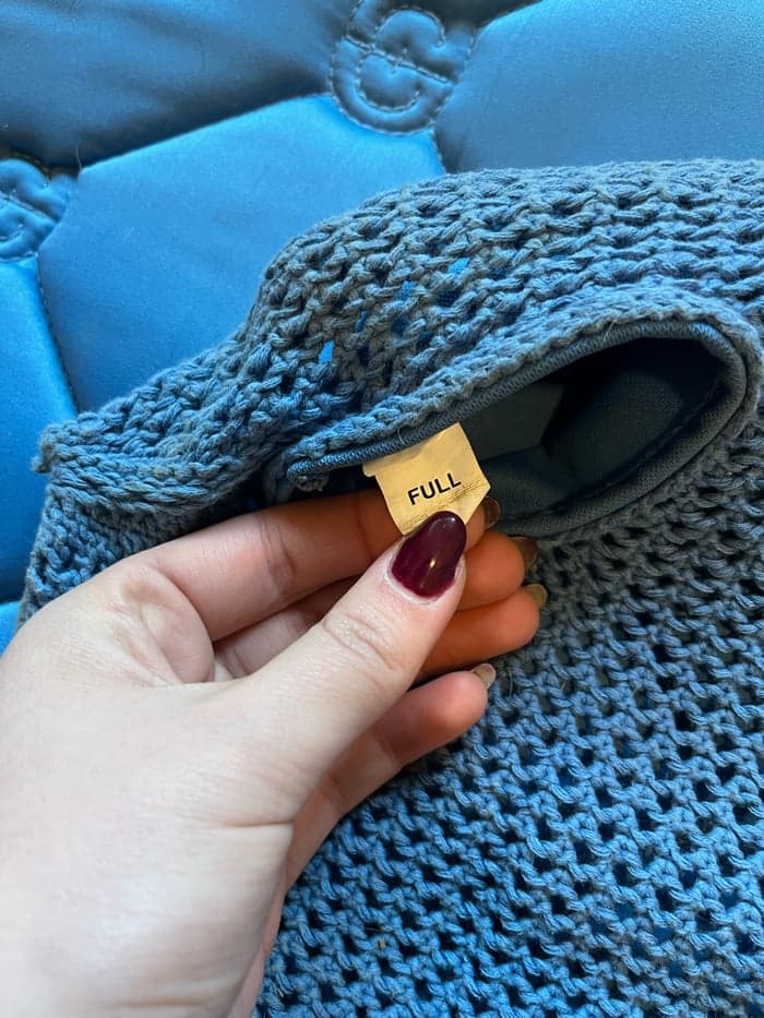 Media 4 av Blått schabrak med huva från Equestrian Stockholm. Bruna freejumps storlek junior.