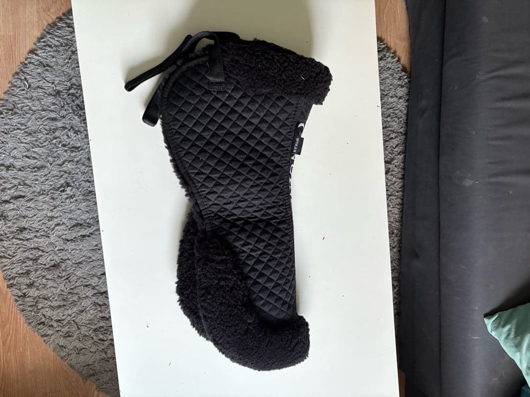 Image 1 of Svart fårskinnpad