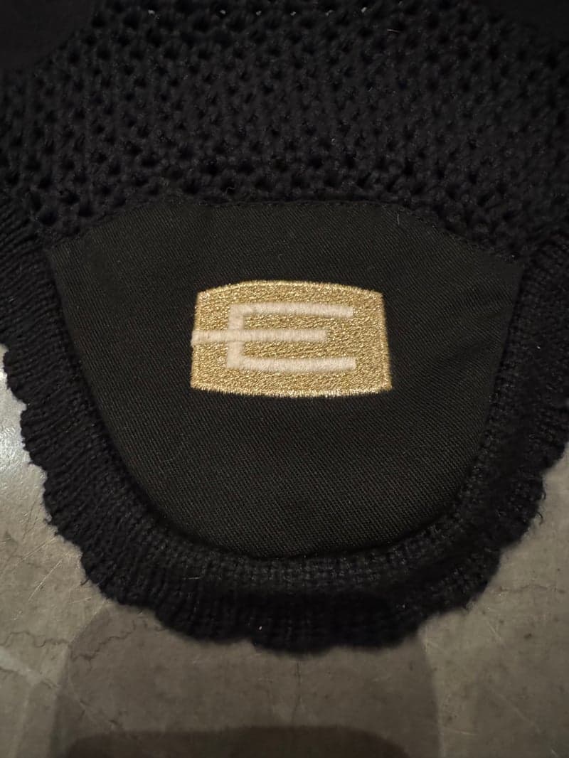 Bild 2 av Svart huva med E-logga från Equiline