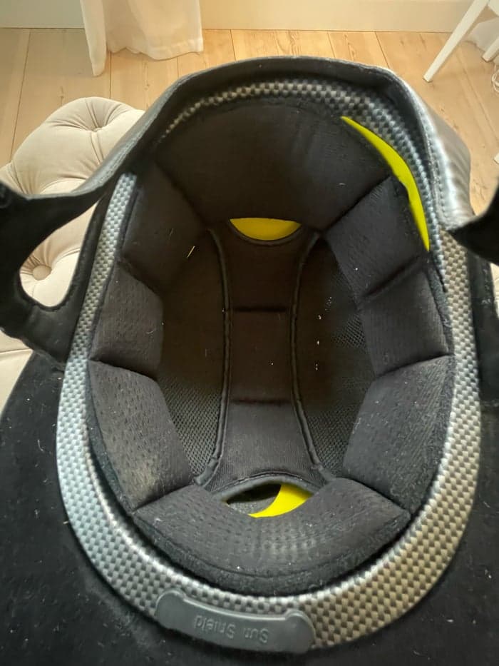 Media 9 av Svart ridhjälm med solskärm