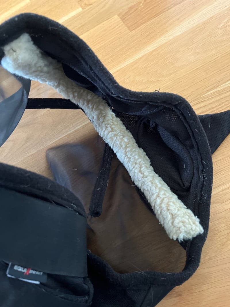 Bild 3 av Svarta flugskydd 