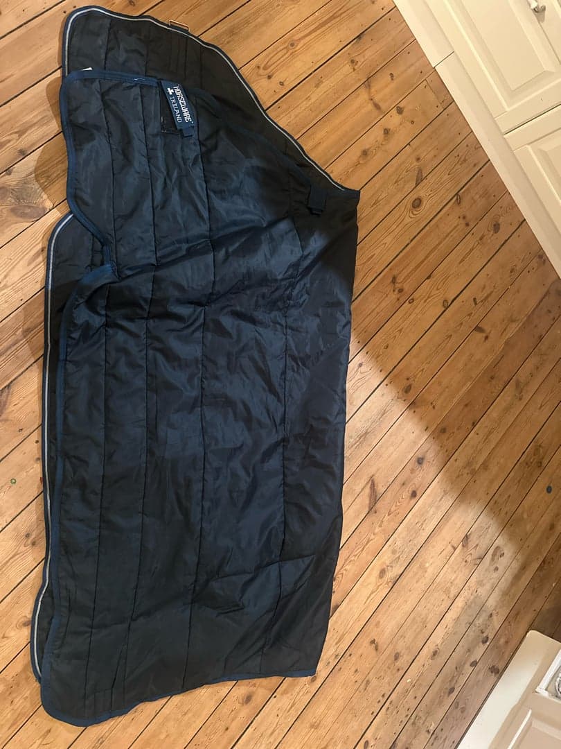 Image 1 of Mörkblått stalltäcke från Horseware