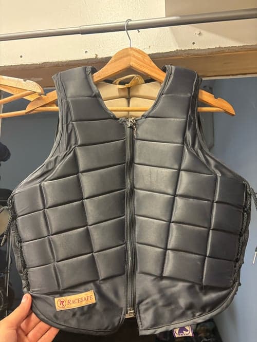Bild av Svart skyddsväst från Racesafe