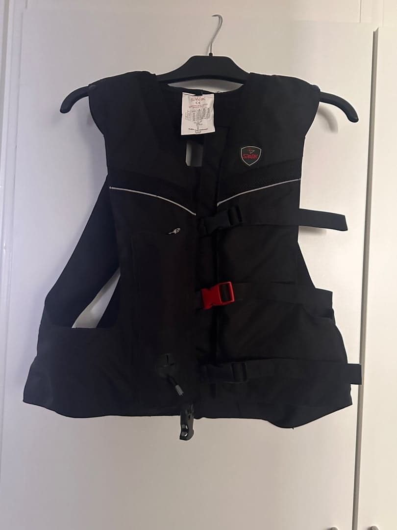 Image 1 of Svart airbag väst från Spark