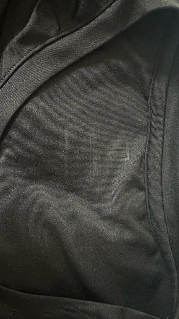 Bild 2 av Svart kortärmad tröja från Maya Delorez