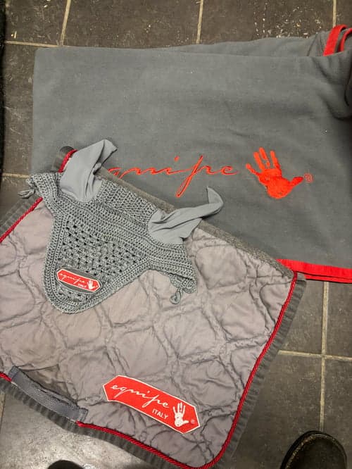 Image of Grått schabrak, flug huva och fleecetäcke från Equipe