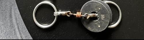 Image of Silverfärgat bett med koppar ringar