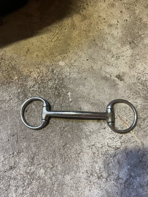 Image of Rakt bett med fasta ringar
