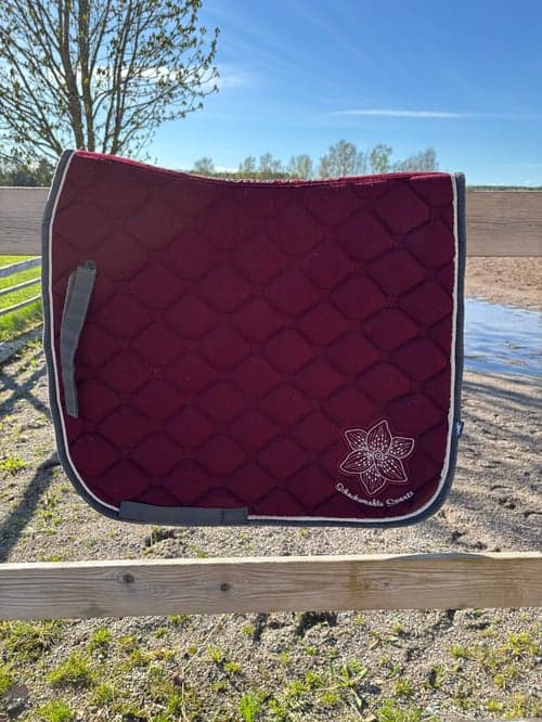 Bild av Vinrött schabrak från Schockemöhle 