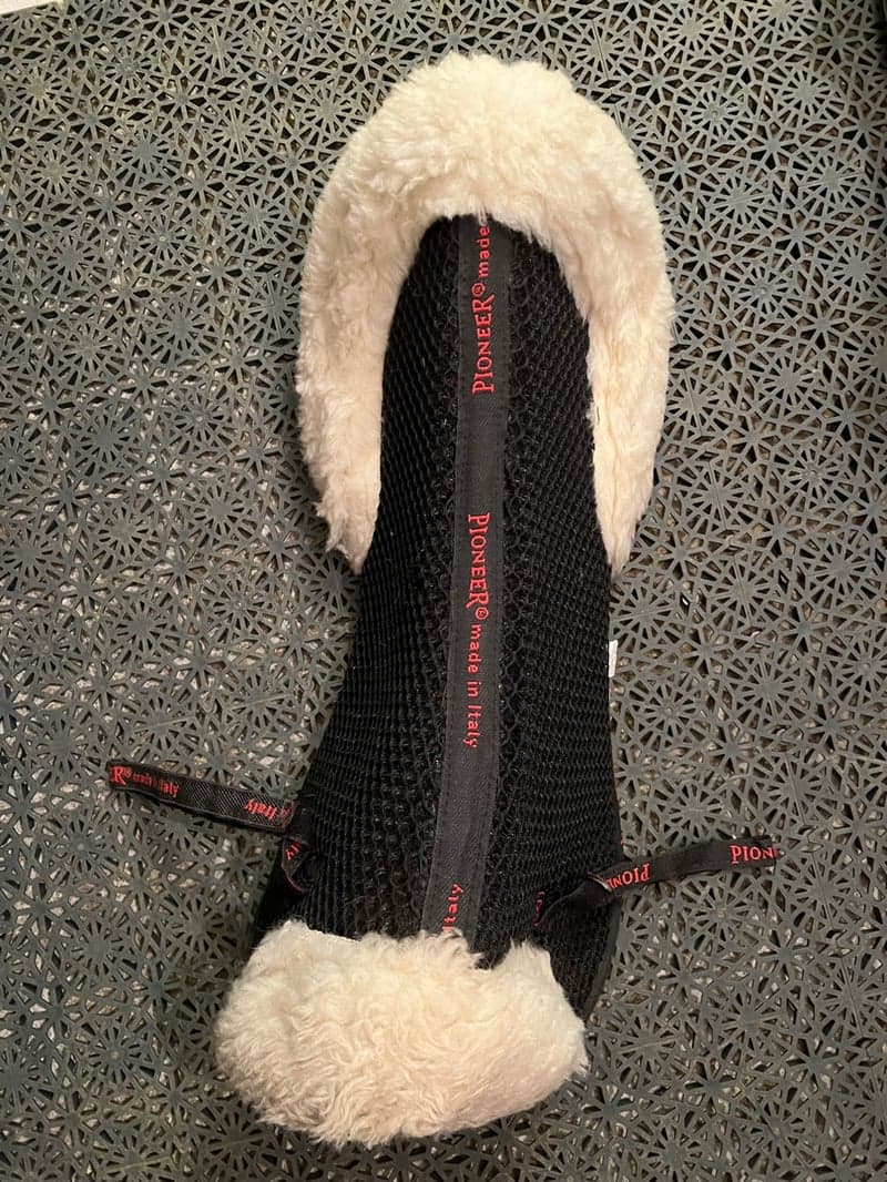 Bild 2 av Svart sheepskin pad från Pioneer