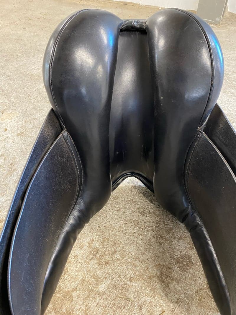 Image 2 of Svart sadel från County Saddlery