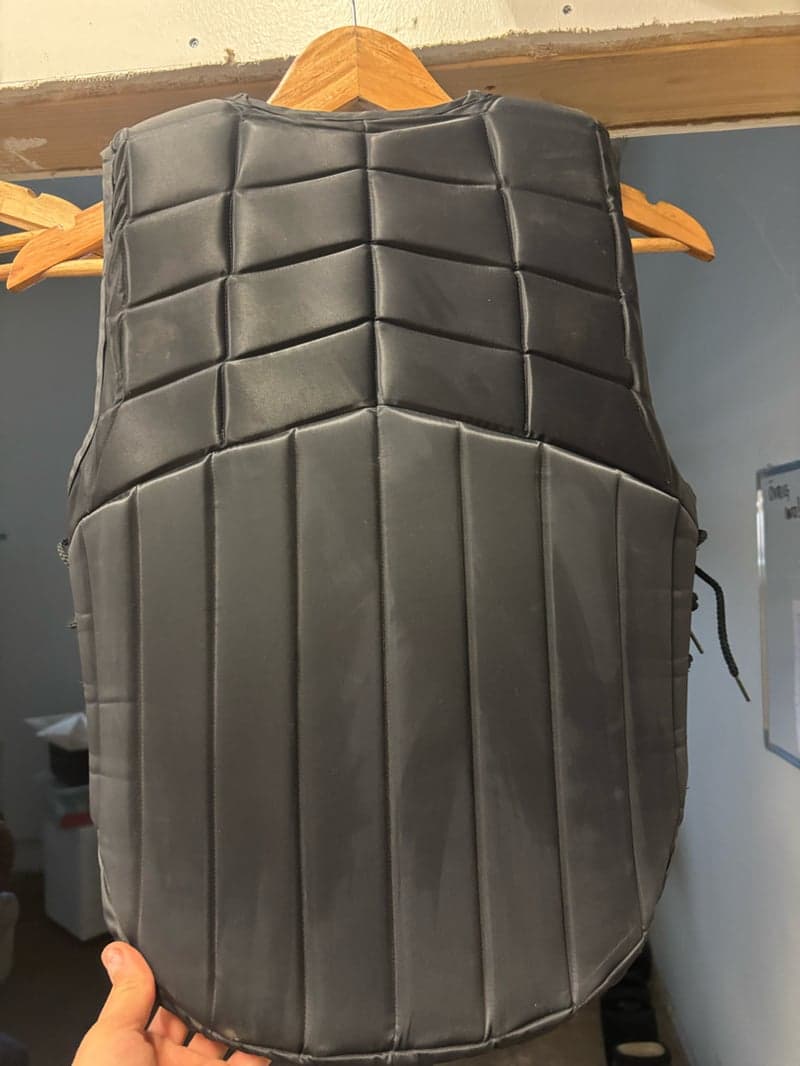 Bild 2 av Svart skyddsväst från Racesafe