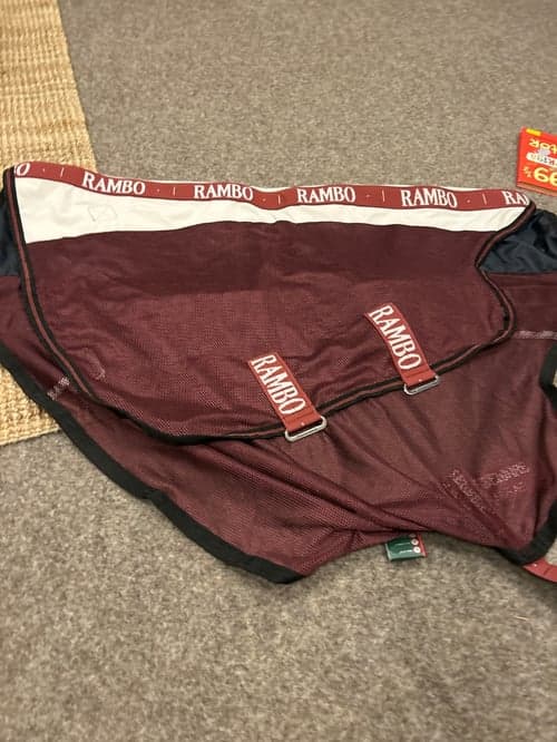 Bild av Burgundy täcke från Horseware Rambo