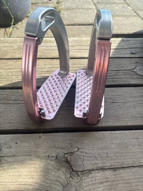 Bild av Rosa stigbyglar från tech stirrups
